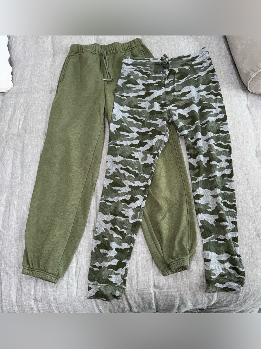 Old navy. Women’s Olive Green Joggers & Camo sweatpants Set size S